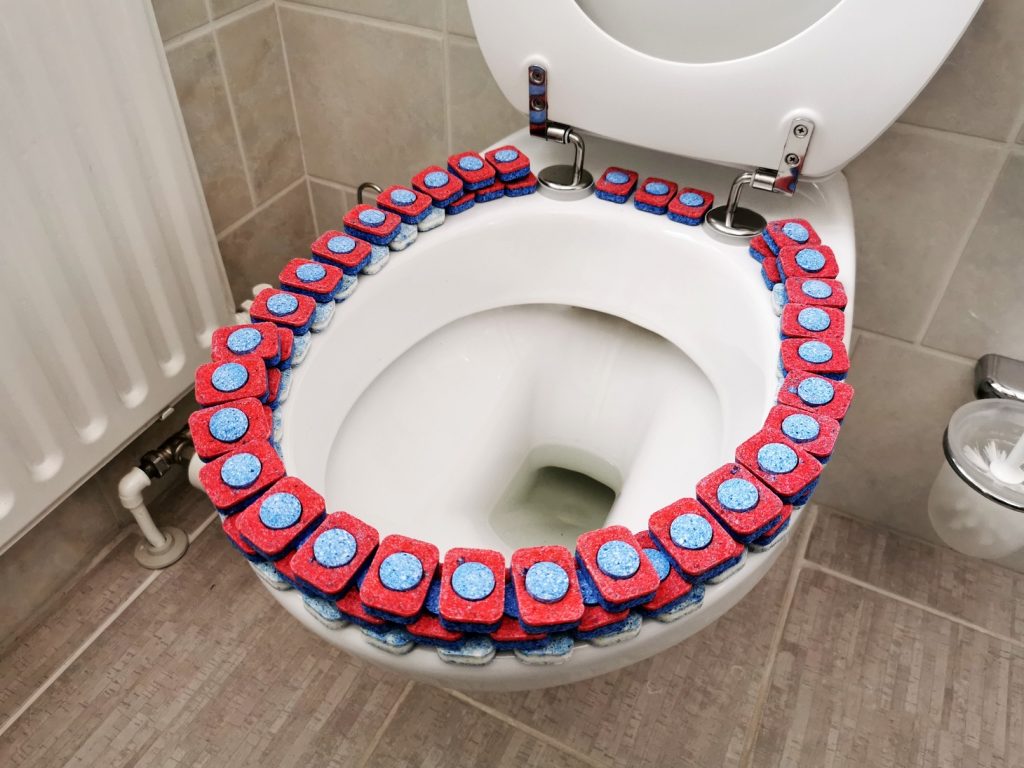 Spülmittel In Die Toilette Was Passiert Wirf einen Geschirrspültab in deine Toilette und STAUNE WAS PASSIERT